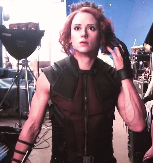 Jeremy Renner comenta fotos engraçadas em rede social:-<i>Eu me vesti como Scarlett Johansson</i>