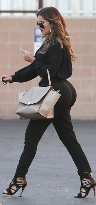 Khloé Kardashian exibe <i>derrière</i> avantajado durante passeio