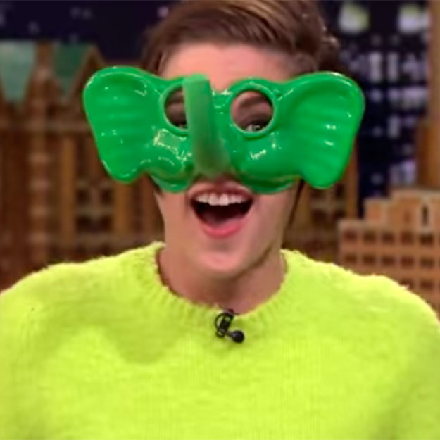 Kristen Stewart veste máscara de elefante em entrevista com Jimmy Fallon