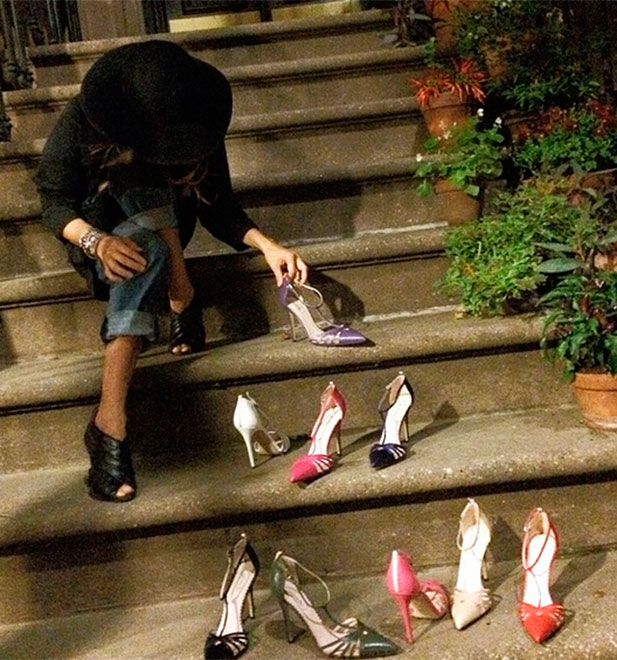 Sarah Jessica Parker posa com sua linha de sapatos em frente ao apartamento de Carrie de <i>Sex and the City</i>