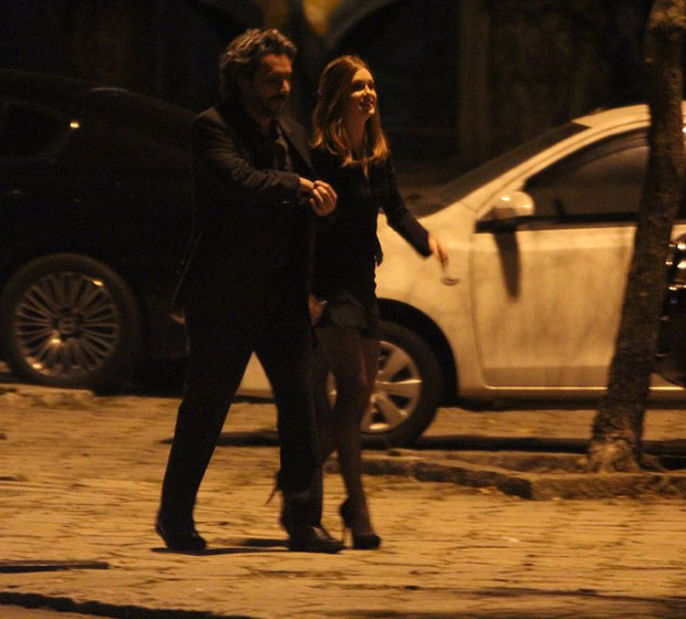 Alexandre Nero e Marina Ruy Barbosa trocam olhares em bastidores de gravação de <i>Império</i>