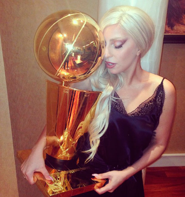 Lady Gaga publica foto com troféu da <i>NBA</i> e com dois jogadores de basquete