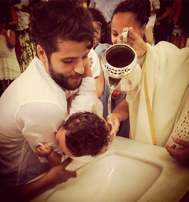 Bruno Gagliasso mostra que virou padrinho, veja!