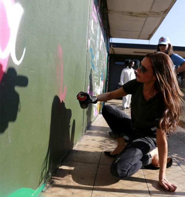 Como embaixadora da ONU, Victoria Beckham grafita muro na África do Sul