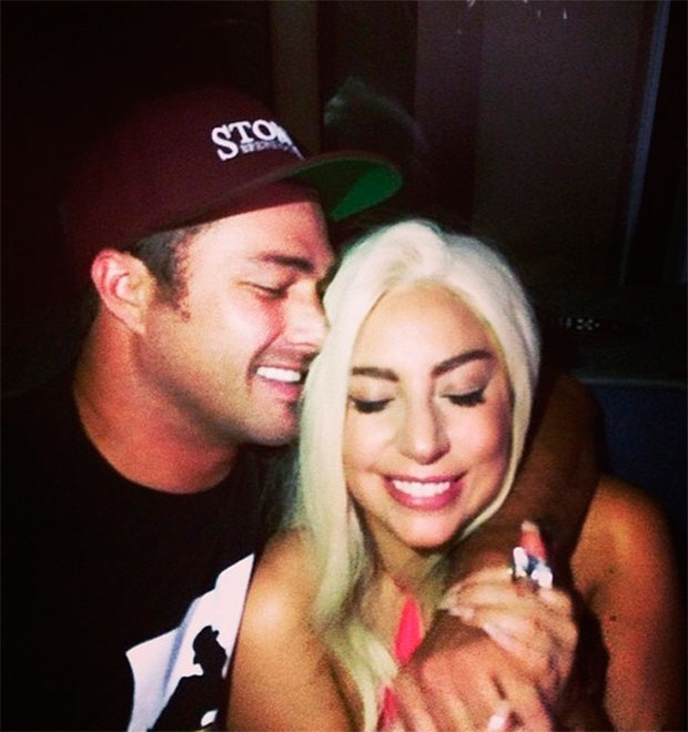 Lady Gaga e namorado oficializam união ao lado de amigos e familiares