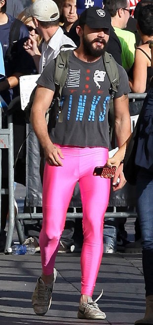 Shia LaBeouf usa calça <i>pink</i> para incentivar o combate ao câncer de mama