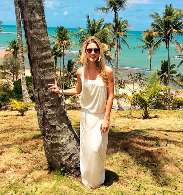Fiorella Mattheis aproveita sol baiano e mostra <i>look</i> comportado