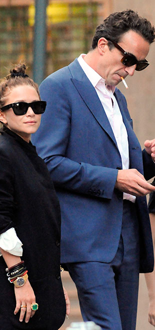 Mary-Kate Olsen passeia com o noivo e chama atenção pela estatura