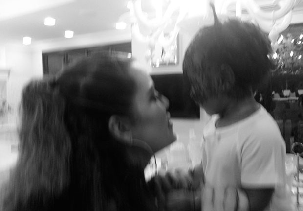 Khloé Kardashian publica foto brincando com a sobrinha, North West