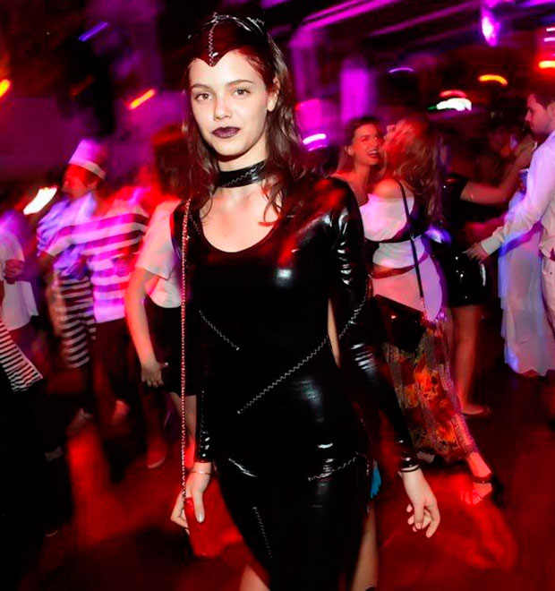Laura Neiva curte festa à fantasia sem Chay Suede, confira!