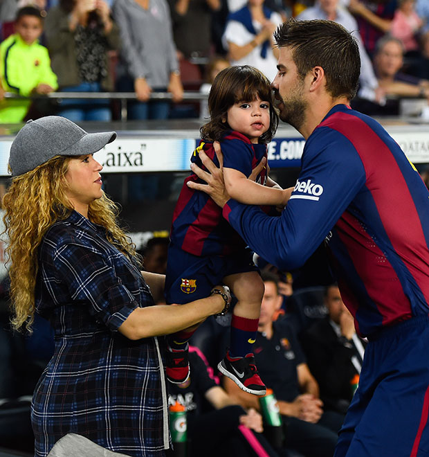 Grávida, Shakira leva Milan ao jogo de Piqué, veja!