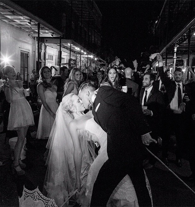 Candice Accola, de <i>The Vampire Diaries</i>, libera foto do seu casamento