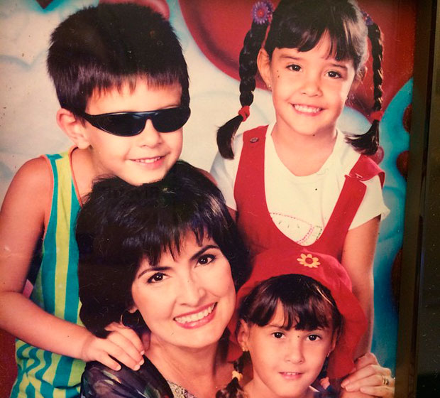 William Bonner publica foto antiga de Fátima Bernardes e os filhos trigêmeos