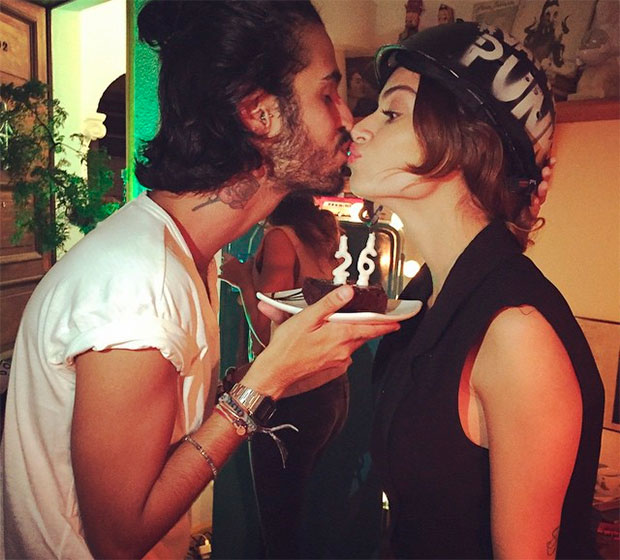 Thaila Ayala dá selinho em amigo, veja!