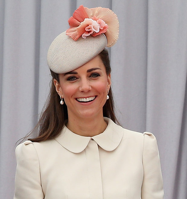 Família de Kate Middleton viaja de classe econômica para Londres