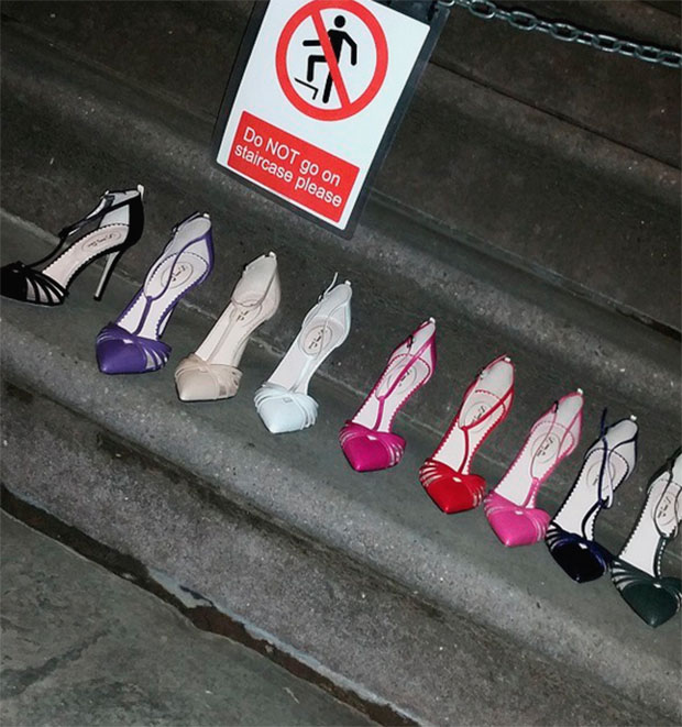 Sarah Jessica Parker tem problemas após publicar foto de sapatos na escadaria da casa de Carrie Bradshaw