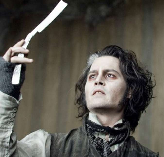 Já em Sweeney Todd, o ator ficou com grandes olheiras e uma mecha branca nos cabelos, além do rosto bem claro que dá um ar maléfico ao barbeiro do longa. Já em Sweeney Todd, o ator ficou com grandes olheiras e uma mecha branca nos cabelos, além do rosto bem claro que dá um ar maléfico ao barbeiro do longa.