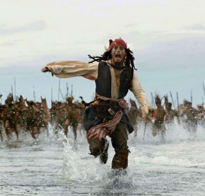 O ator já apareceu de cabelos compridos e cheios de dreads, além das roupas gastas e da bandana na cabeça, para viver o atrapalhado Jack Sparrow dos filmes da franquia Piratas do Caribe. O ator já apareceu de cabelos compridos e cheios de dreads, além das roupas gastas e da bandana na cabeça, para viver o atrapalhado Jack Sparrow dos filmes da franquia Piratas do Caribe.