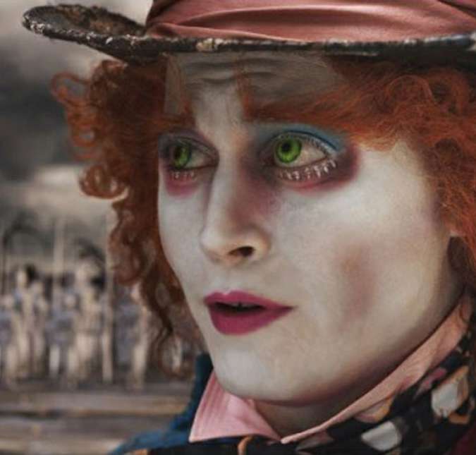 Em 2010, Johnny Depp aparece pálido e de cabelos vermelhos. O ator adotou este visual para viver o Chapeleiro Maluco no filme Alice No País Das Maravilhas, do diretor Tim Burton. O longa ganhou uma continuação em 2016, também com Depp no elenco, chamada Alice Através do Espelho. Em 2010, Johnny Depp aparece pálido e de cabelos vermelhos. O ator adotou este visual para viver o Chapeleiro Maluco no filme Alice No País Das Maravilhas, do diretor Tim Burton. O longa ganhou uma continuação em 2016, também com Depp no elenco, chamada Alice Através do Espelho.