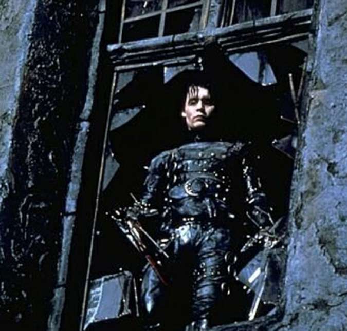 Mas não é de hoje que ele gosta de inovar nos looks. Em Edward Mãos de Tesoura, de 1990, ele já mostrava essa faceta pintando o rosto de branco e usando uma roupa cheia de metais. Mas não é de hoje que ele gosta de inovar nos looks. Em Edward Mãos de Tesoura, de 1990, ele já mostrava essa faceta pintando o rosto de branco e usando uma roupa cheia de metais.