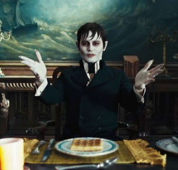 Ele já viveu Barnabas, um vampiro rico e poderoso que comete o erro grave de quebrar o coração da bruxa Angelique que transforma-o em um vampiro e o enterra vivo. Dois séculos mais tarde, Barnabas é libertado de seu túmulo e é iniciada toda a trama. Ele já viveu Barnabas, um vampiro rico e poderoso que comete o erro grave de quebrar o coração da bruxa Angelique que transforma-o em um vampiro e o enterra vivo. Dois séculos mais tarde, Barnabas é libertado de seu túmulo e é iniciada toda a trama.