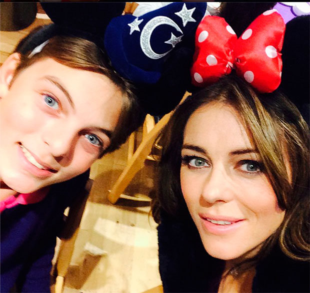 Usando orelhas da <i>Minnie</i>, Elizabeth Hurley publica foto em seu <i>Instagram</i> com seu filho
