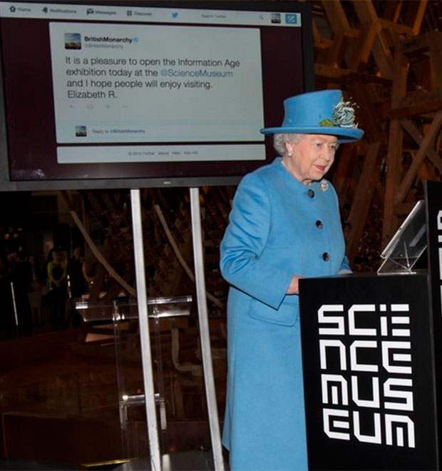 Rainha Elizabeth II escreve no <i>Twitter</i> pela primeira vez!