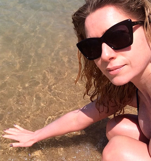 Letícia Spiller aproveita dia ensolarado para ir à praia: <I>Eu também mereço</i>