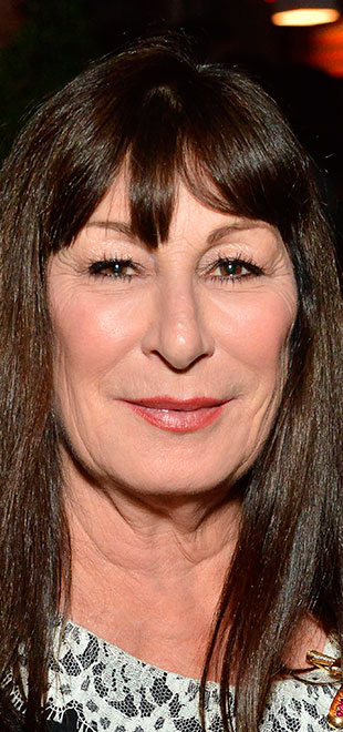 Anjelica Huston revela que foi brutalmente atacada por Ryan O'Neal