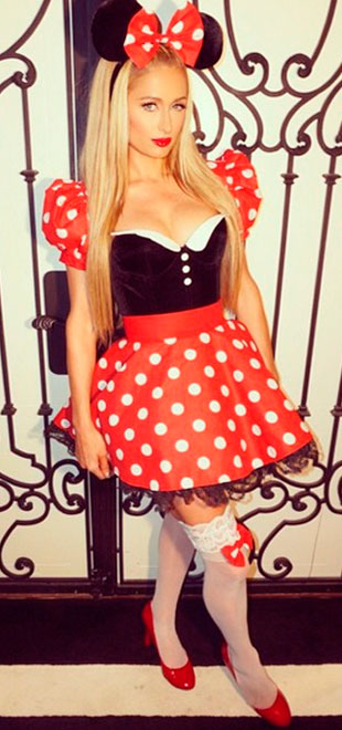Paris Hilton usa fantasia de Minnie Mouse para festa de <i>Halloween</i>
