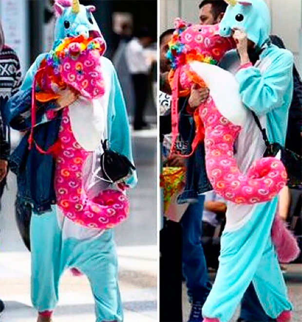 Miley Cyrus aparece com roupa bizarra em aeroporto