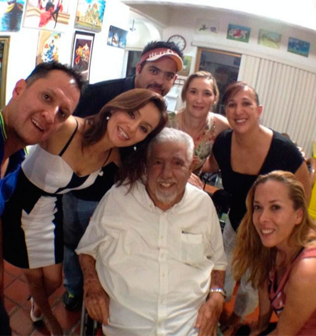 Ator de professor Girafales aperece de cadeira de rodas. Veja!