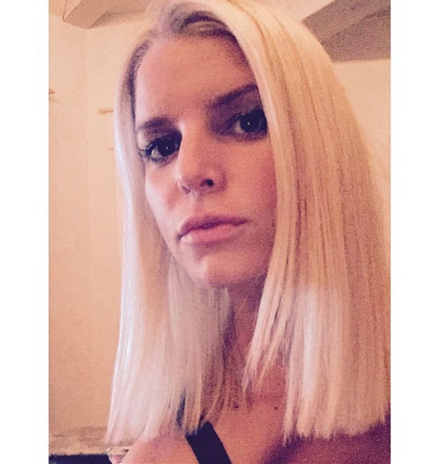 Jessica Simpson muda o visual e adota cabelos curtos