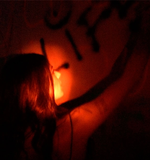 Isis Valverde posta foto grafitando parede