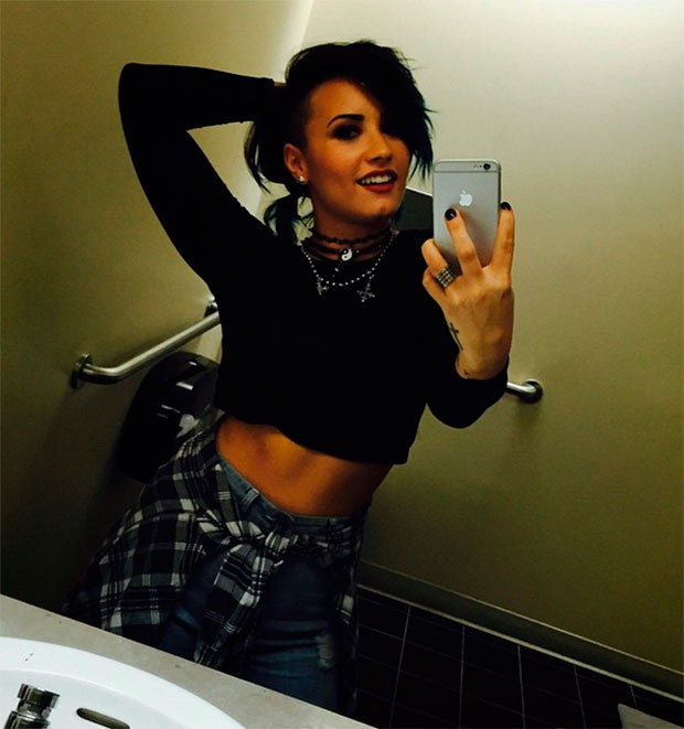 Demi Lovato mostra barriga sequinha ao posar em frente ao espelho
