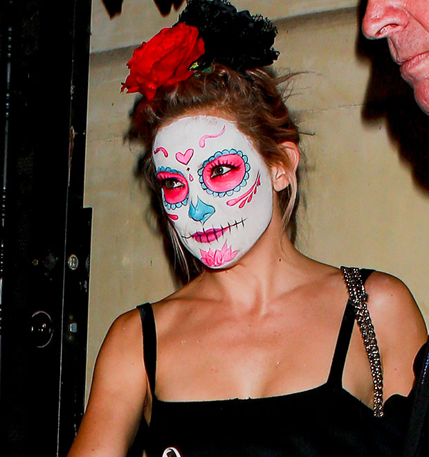Kate Hudson se fantasia de caveira mexicana para <i>Halloween</i>