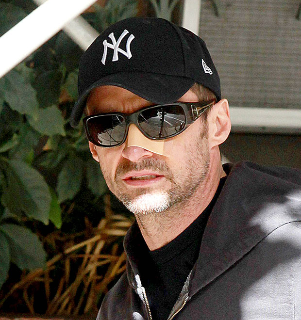 Hugh Jackman é clicado com curativo após tratamento de câncer