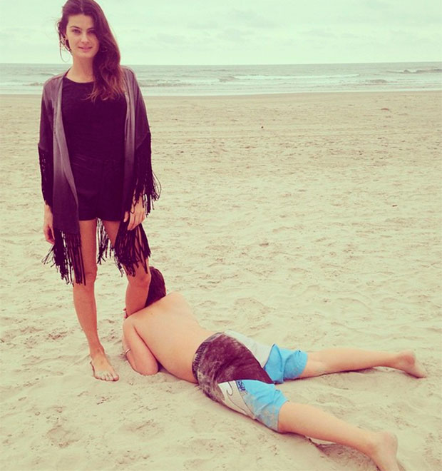 Isabelli Fontana se diverte com o filho mais velho em praia, confira!