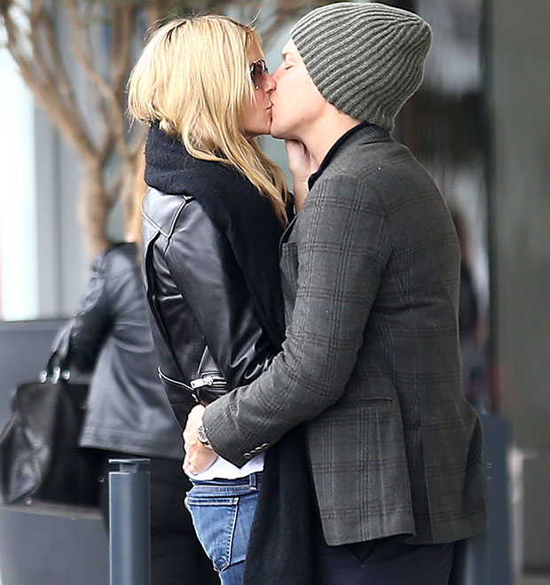 Heidi Klum troca beijos com o namorado nas ruas de Paris