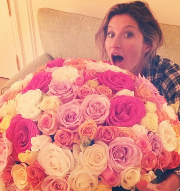 Gisele Bündchen é presenteada com enorme buquê de flores
