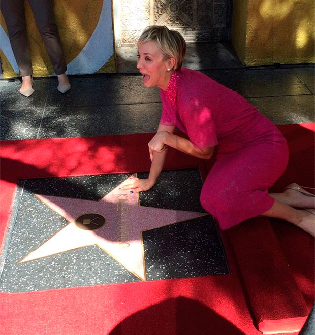 Kaley Cuoco ganha estrela na <i>Calçada da Fama</i> em Hollywood