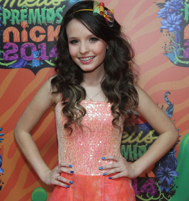 Larissa Manoela usa anel de compromisso, mas evita falar de namoro