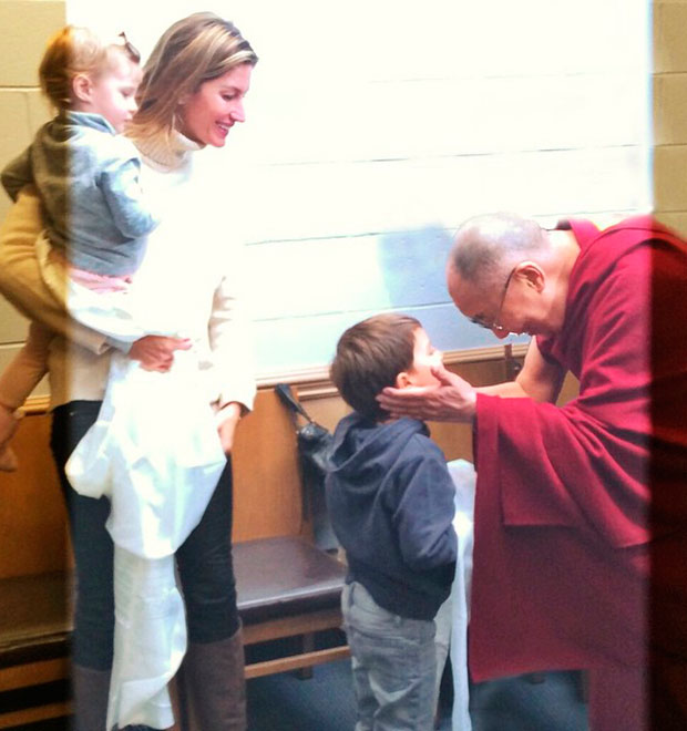 Gisele Bündchen leva os filhos para conhecer o líder budista Dalai Lama