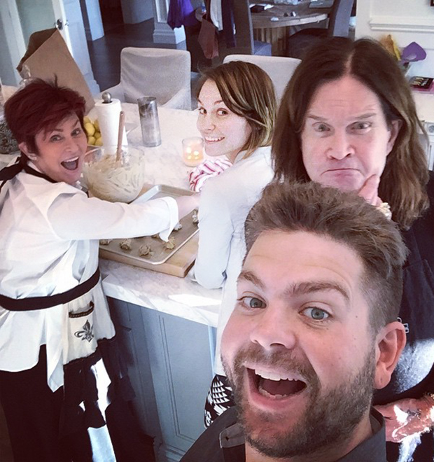 Jack Osbourne mostra família reunida na cozinha: <i>O clã Osbourne arrasando na cozinha</i>