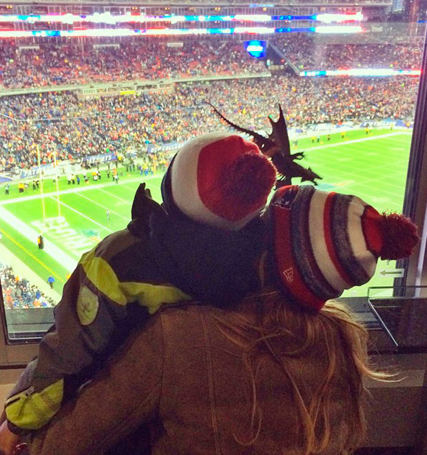 Gisele Bündchen leva Benjamin, seu filho mais velho, para assistir a jogo do pai, Tom Brady