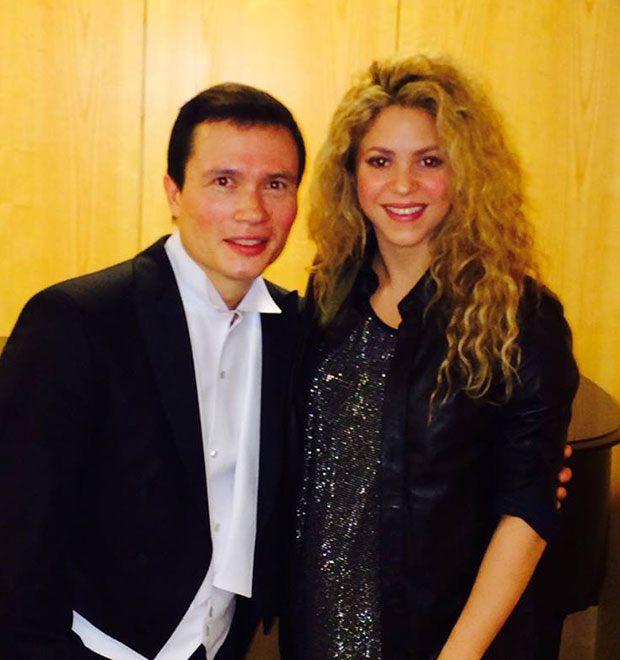 Shakira vai a concerto de música clássica e <i>look</i> brilhante deixa à mostra barriguinha