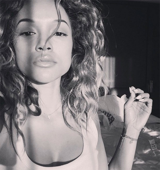 Karrueche Tran defende relacionamento com Chris Brown