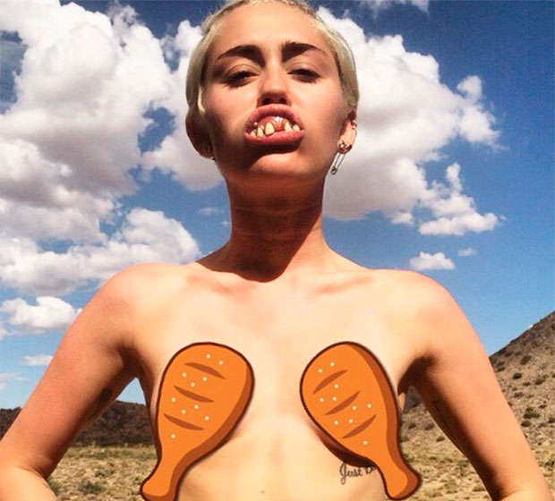 <i>Topless</i>, Miley Cyrus posta foto bizarra em rede social
