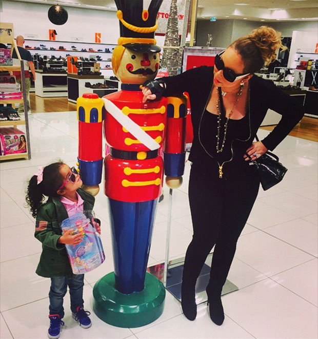 Mariah Carey leva a filha para fazer compras de Natal