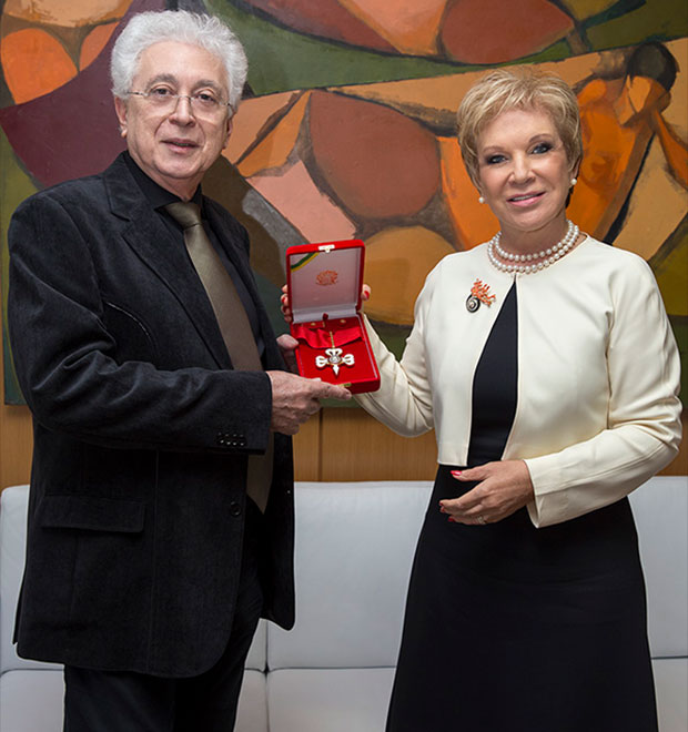 Aguinaldo Silva recebe medalha de Comendador em Brasília, entenda!